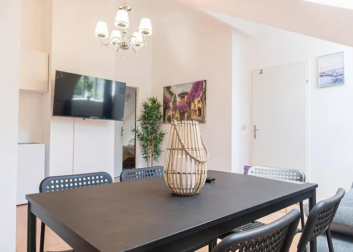 Apartment Lovely 2br Apt, Great Location - Near Schoenbrunn